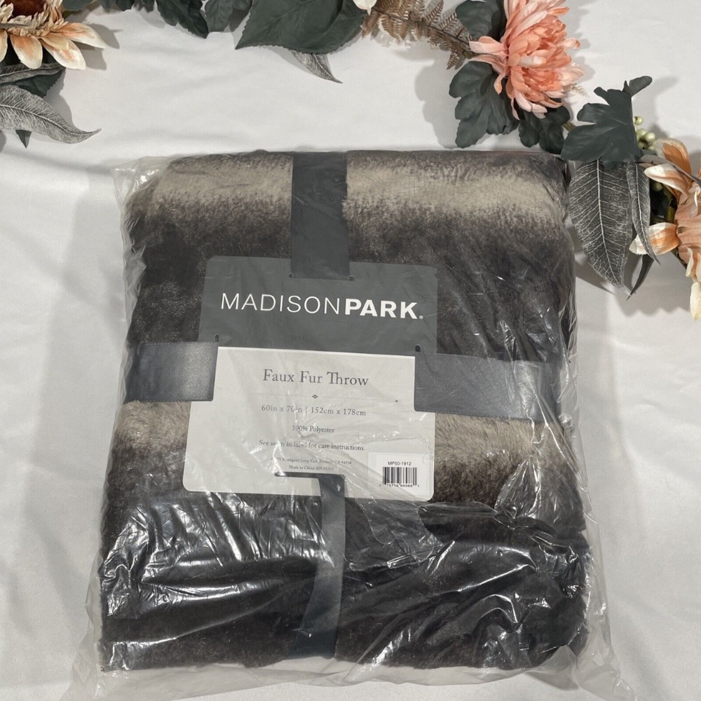 NWT MADISON PARK [ 60 in x 70 in‎ ] Zuri Faux-Fur Throw in Brown